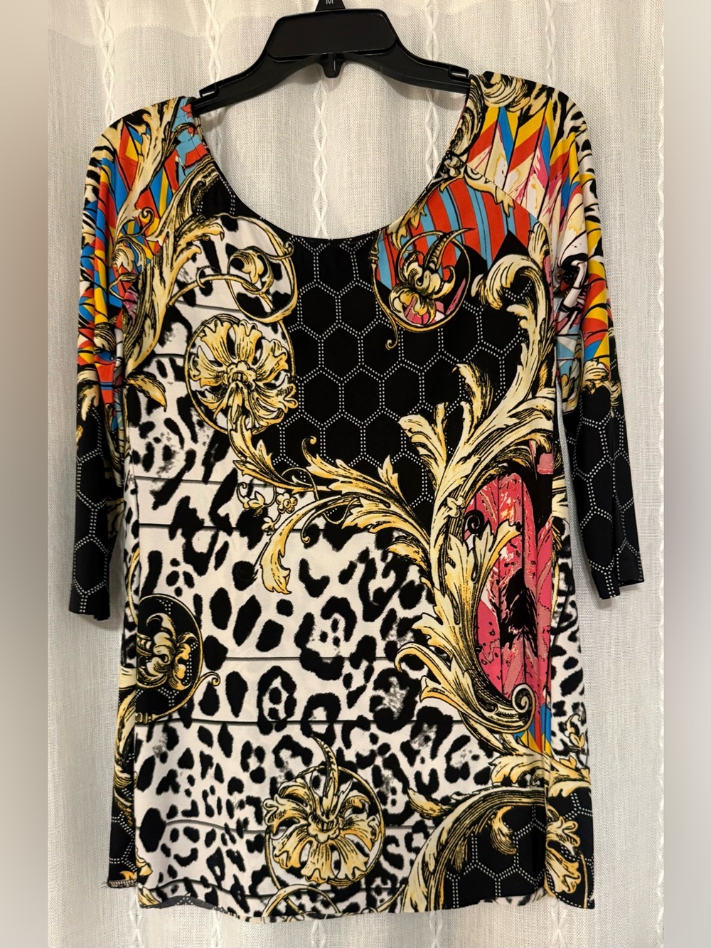 Venus animal print w/baroque-style gold chain & leopard pattern  3/4 sleeves.